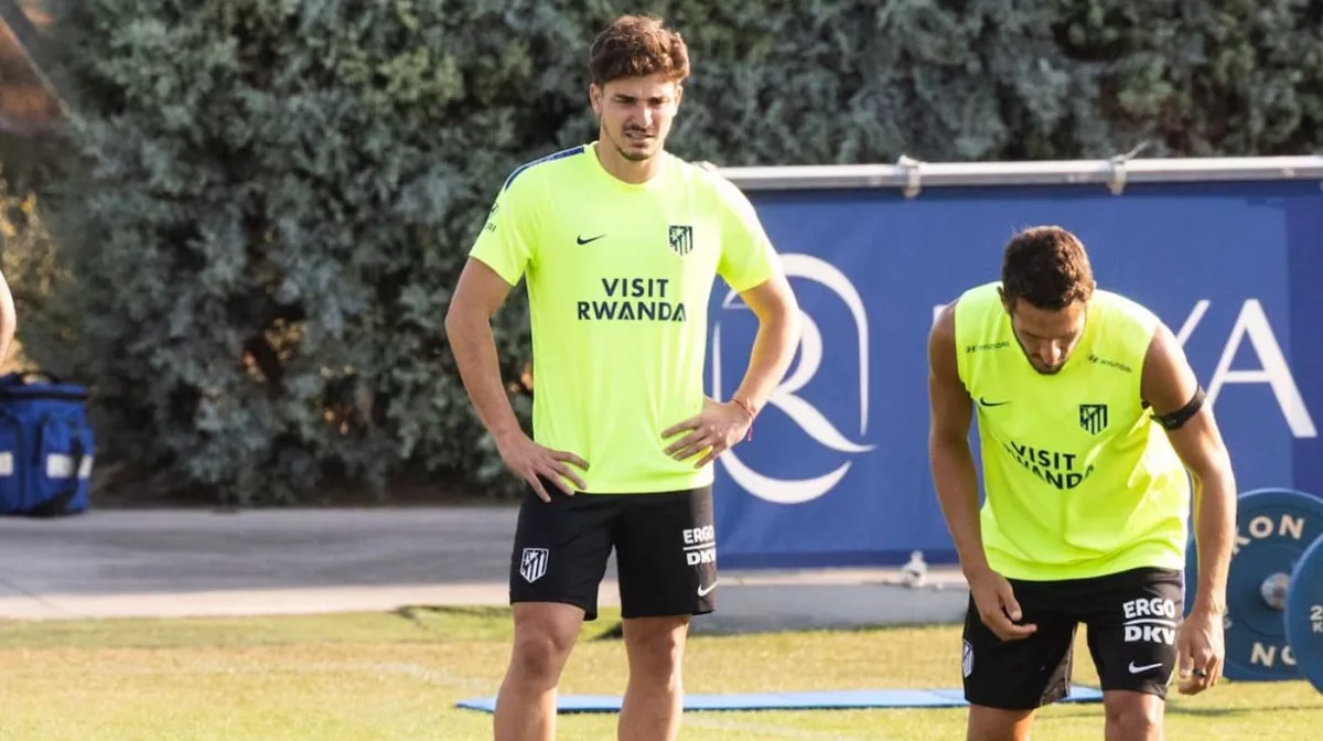 Julián Álvarez no se entrenó con el Atlético de Madrid y crece el conflicto