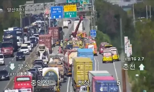 김해 중앙고속도 달리던 5t 트럭 전도…한때 극심한 차량 정체