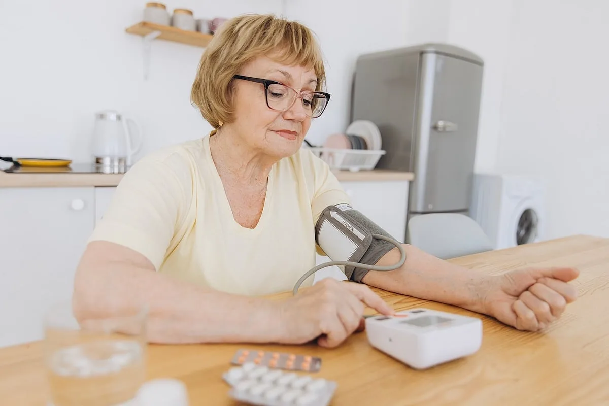 Tomar medicamentos para la presión reduce el riesgo cardíaco, según un estudio