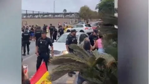 Un grupo de violentos agrede en Ceuta a una diputada de izquierdas y un activista a pedradas y al grito de "proetarras"