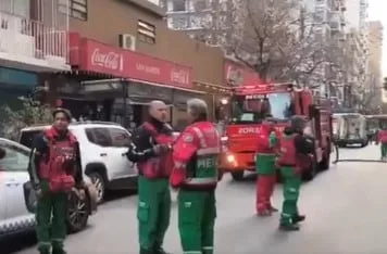 Cinco personas debieron ser atendidas por un incendio en el segundo piso de un edificio en Santa Fe y Salguero