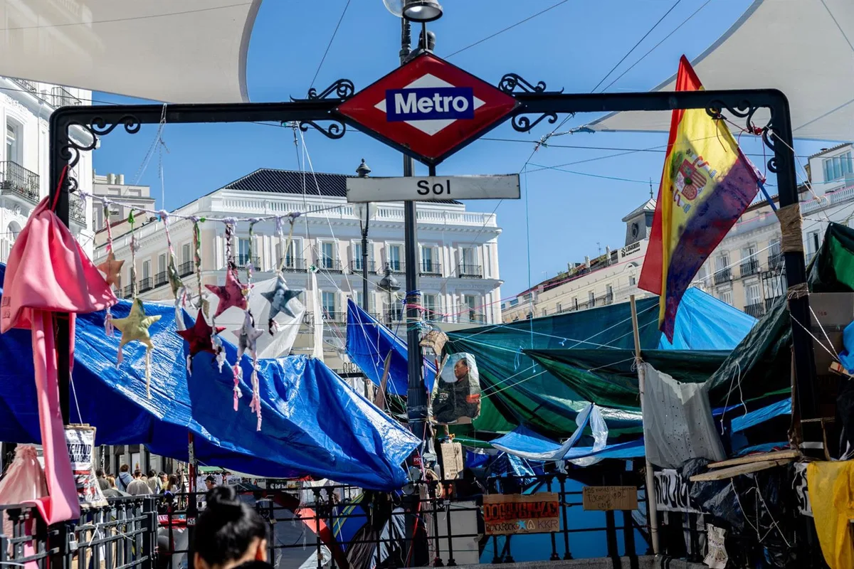 Altercados en la Puerta del Sol: asistentes al desfile del 12 de Octubre provocan a los acampados por la vivienda