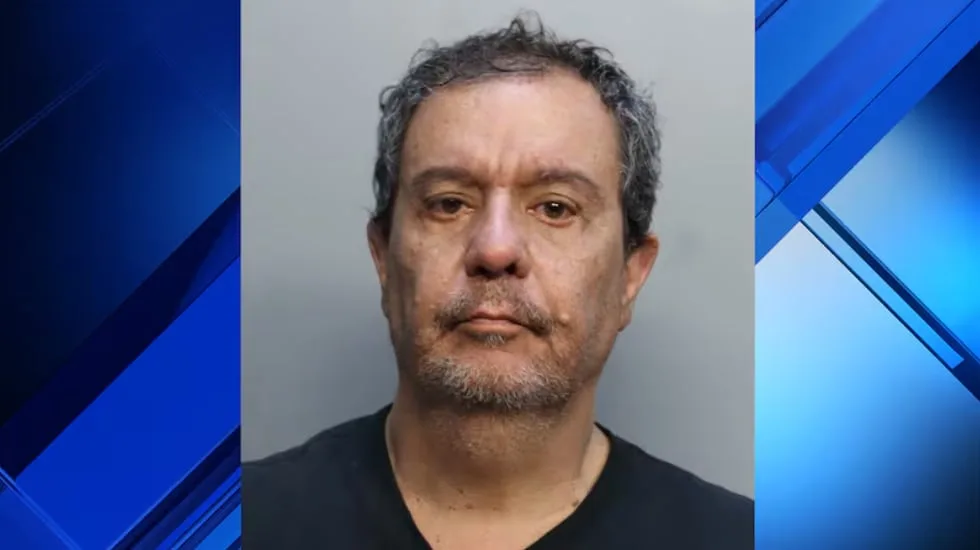 Médico brasileño arrestado en el aeropuerto de Miami por robar objetos de maletas en la zona de equipaje