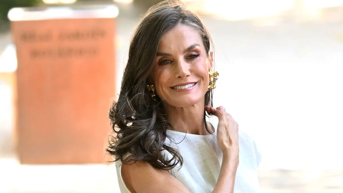 Del maquillaje granate a los barros naturales que embellecen las canas: las tendencias que la reina Letizia ha hecho suyas y le rejuvenecen a los 54
