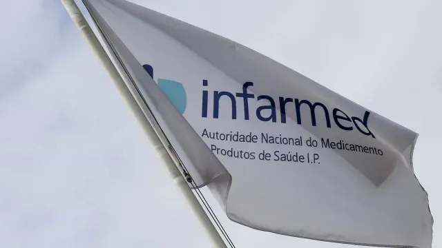 Infarmed retira do mercado lote de medicamento para inflamação intestinal