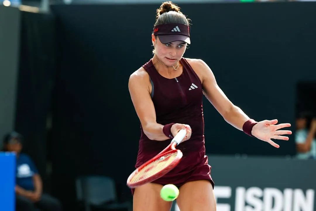 Jovic inicia bem a defesa do título, Kostyuk avança com desistência