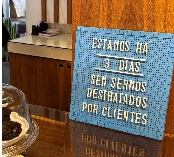 Padaria artesanal de Curitiba adota quadro inusitado sobre balcão