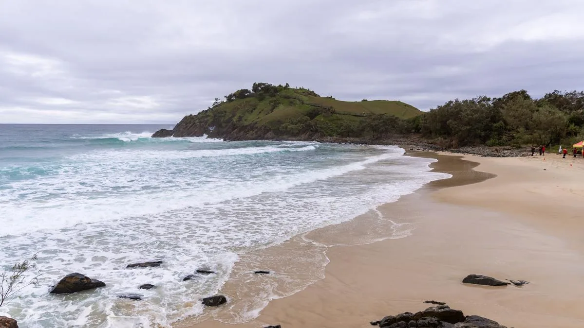 Swimmer dies after being pulled unresponsive from water at Cabarita Beach in northern NSW