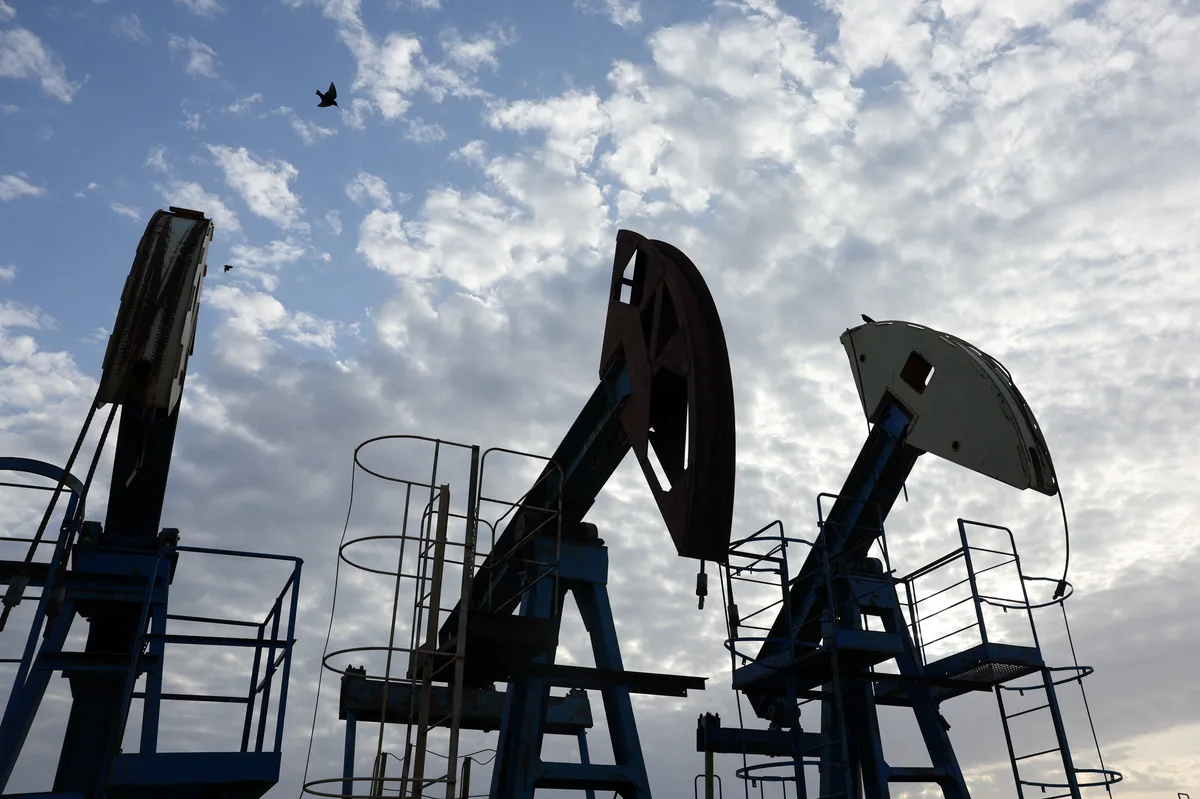 Oil extends gains on little sign of progress in U.S.-Iran talks