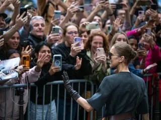 « Mon record, c’est six heures d’attente » : on a passé une nuit avec les fans de Céline Dion devant son hôtel