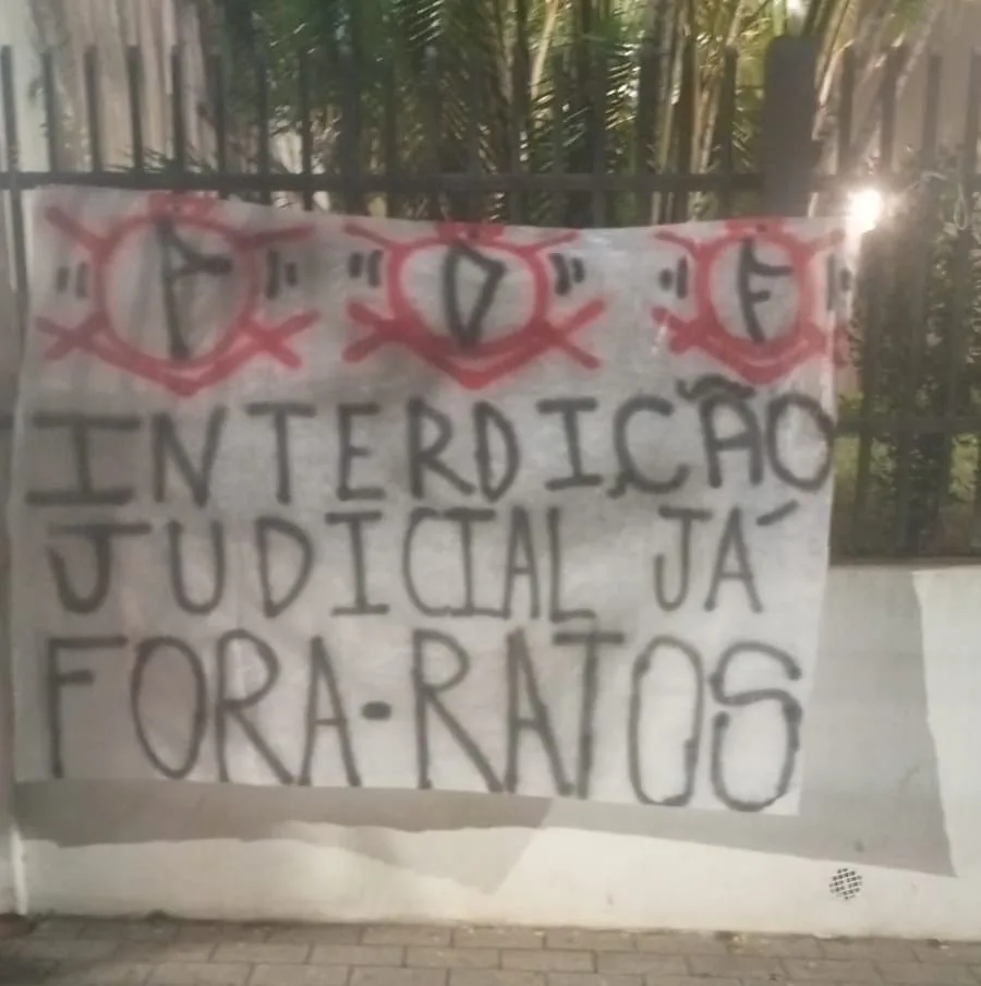Torcedores estendem faixas de protesto na casa do presidente do Corinthians: "Fora, ratos"