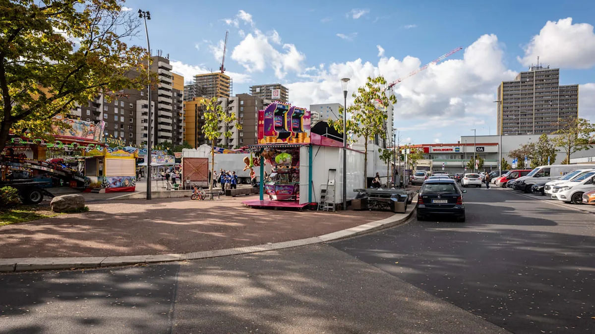 Täter auf der Flucht - Unbekannter sticht Frau auf Kölner Kirmes nieder