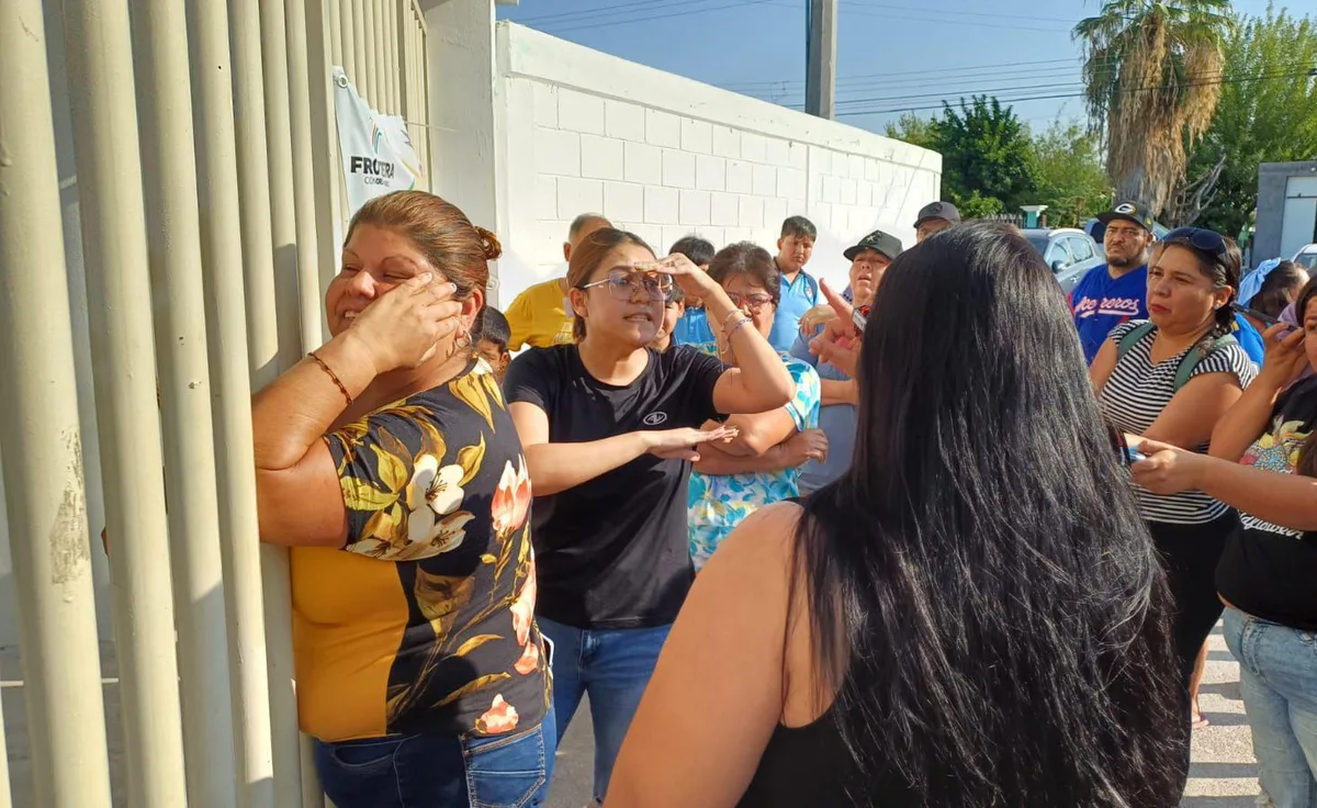 Divide a padres de familia conflicto por techado y nueva directora en primaria Sara Rendón de Frontera, Coahuila