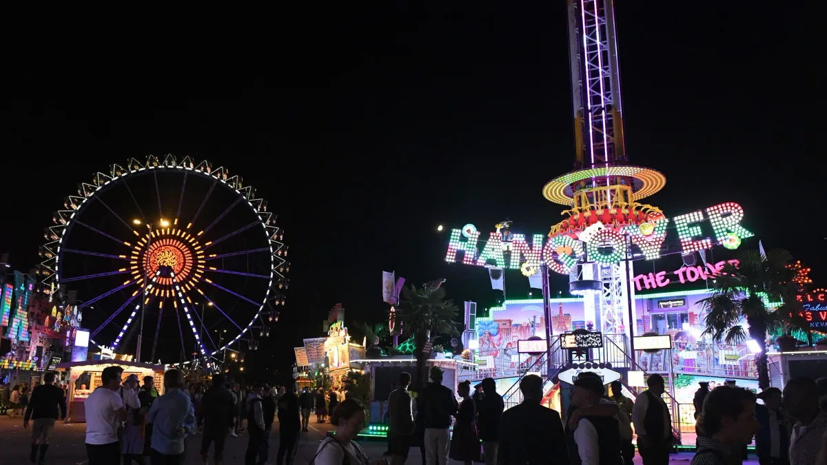 Möglicherweise Eingequetscht: 52-Jähriger stirbt bei Unfall an Free-Fall-Turm am Oktoberfest