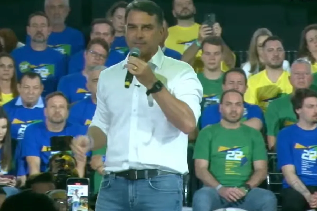 Flávio divulga formação correta após negativa da UFRJ sobre pós-graduação