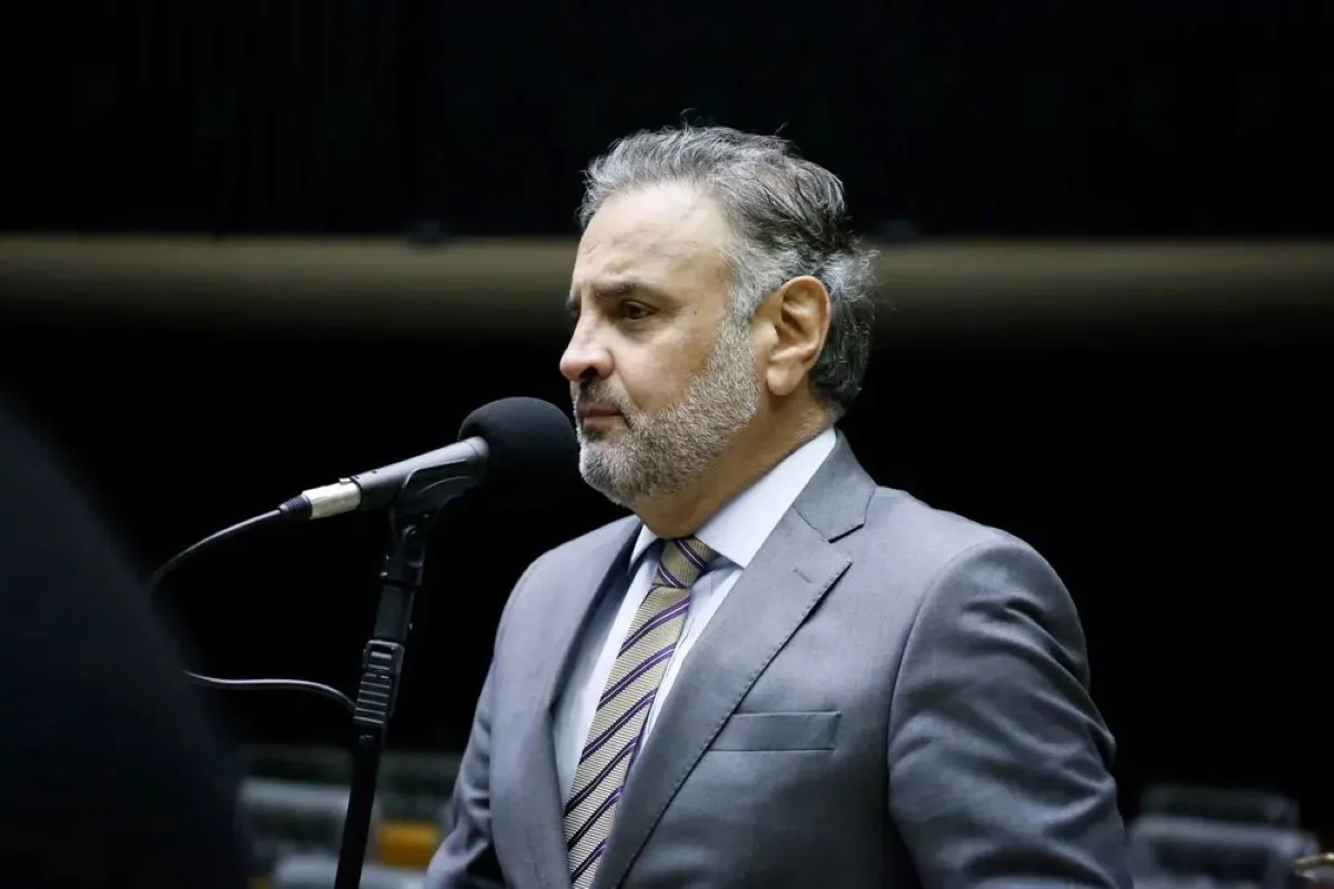 Aécio Neves volta atrás e anuncia candidatura ao Senado por Minas Gerais