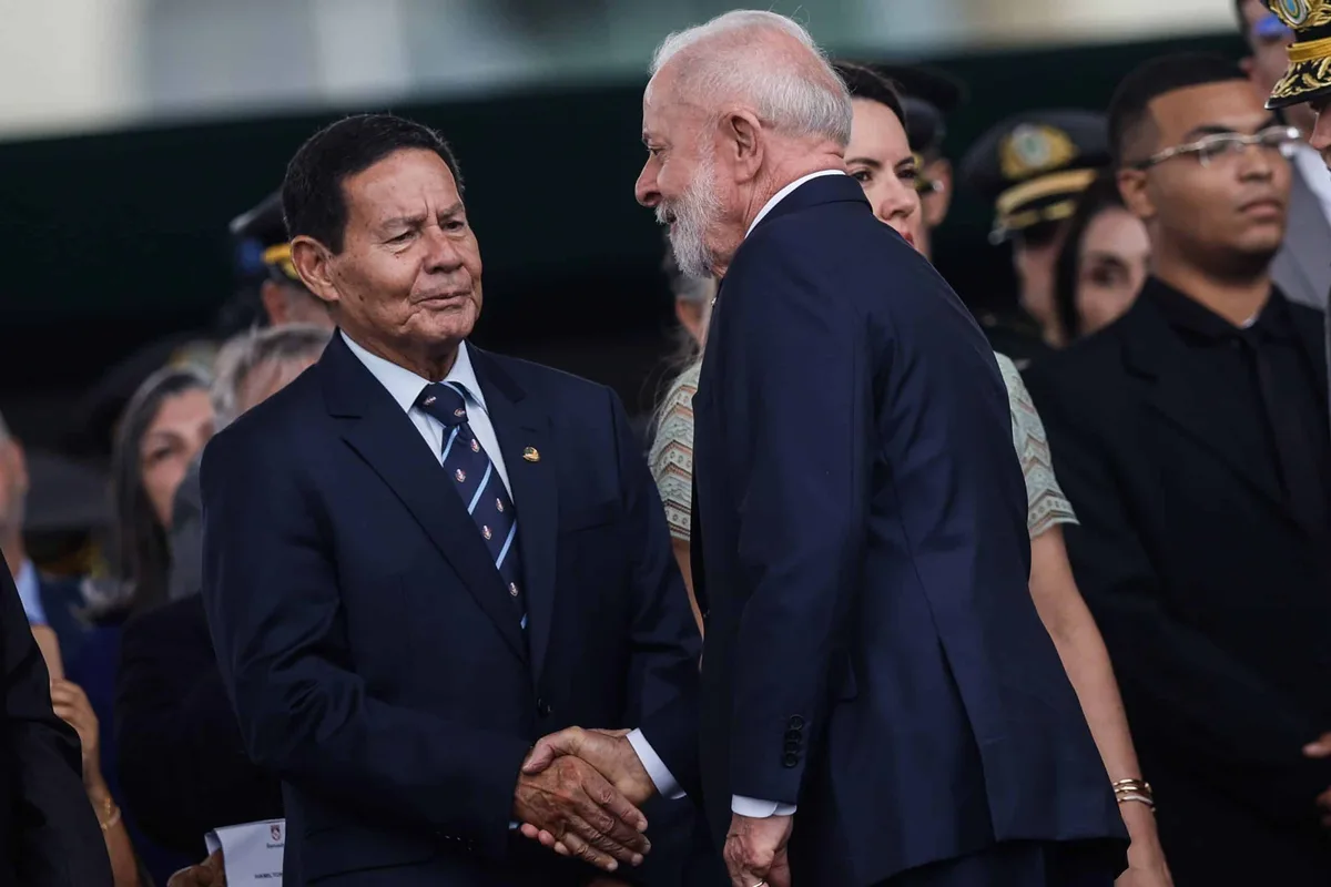 Mourão confirma conversa com Lula e declara apoio a projeto do presidente