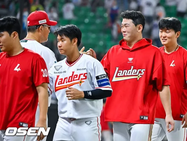 [사진]2안타 3타점 4득점 2볼넷 맹활약 펼친 전의산, 이숭용 감독 보며 환한 미소