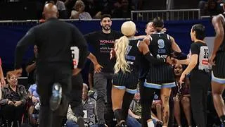 Escándalo en la WNBA: Enes Kanter es expulsado de un partido tras encarar a jugadora de las Chicago Sky