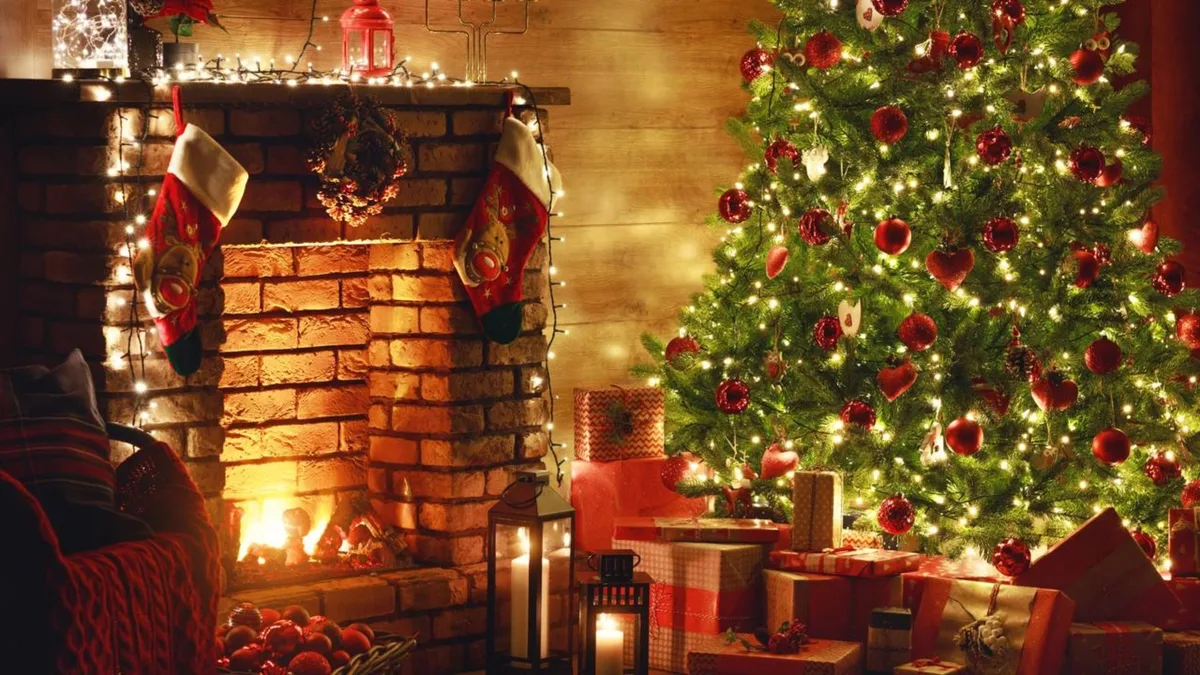 Adeus árvore de Natal com enfeites dourados: a cor intensa e elegante que está em alta em 2026