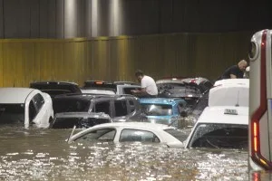 Túnel do Anhangabaú fica alagado após temporal, e Prefeitura suspende rodízio em SP