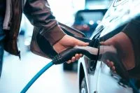 Elétricos serão 1/3 da frota em 2035 e consumo de combustíveis vai cair 20%