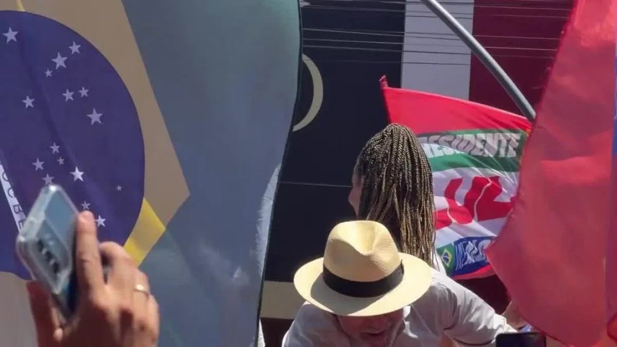 Lula participa de ato contra o feminicídio ao lado de Leandro Grass em Ceilândia