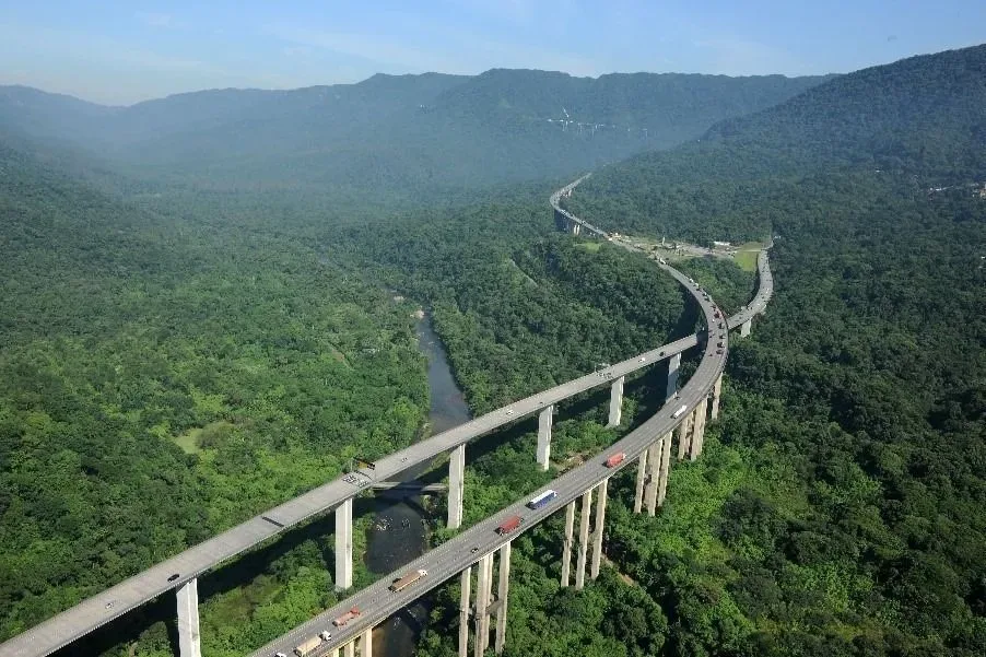 Rodovia brasileira corta a Mata Atlântica com viadutos de 70 metros