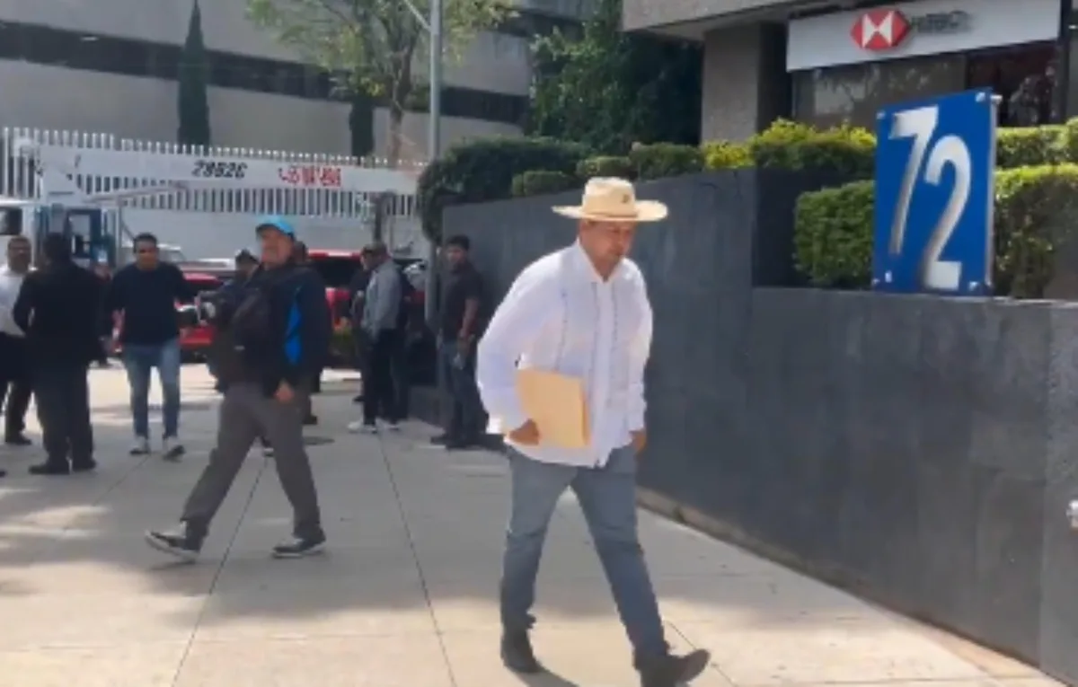 Víctor Hugo de la Cruz, regidor de Uruapan denuncia ante la FEMDO a hermano de Carlos Manzo
