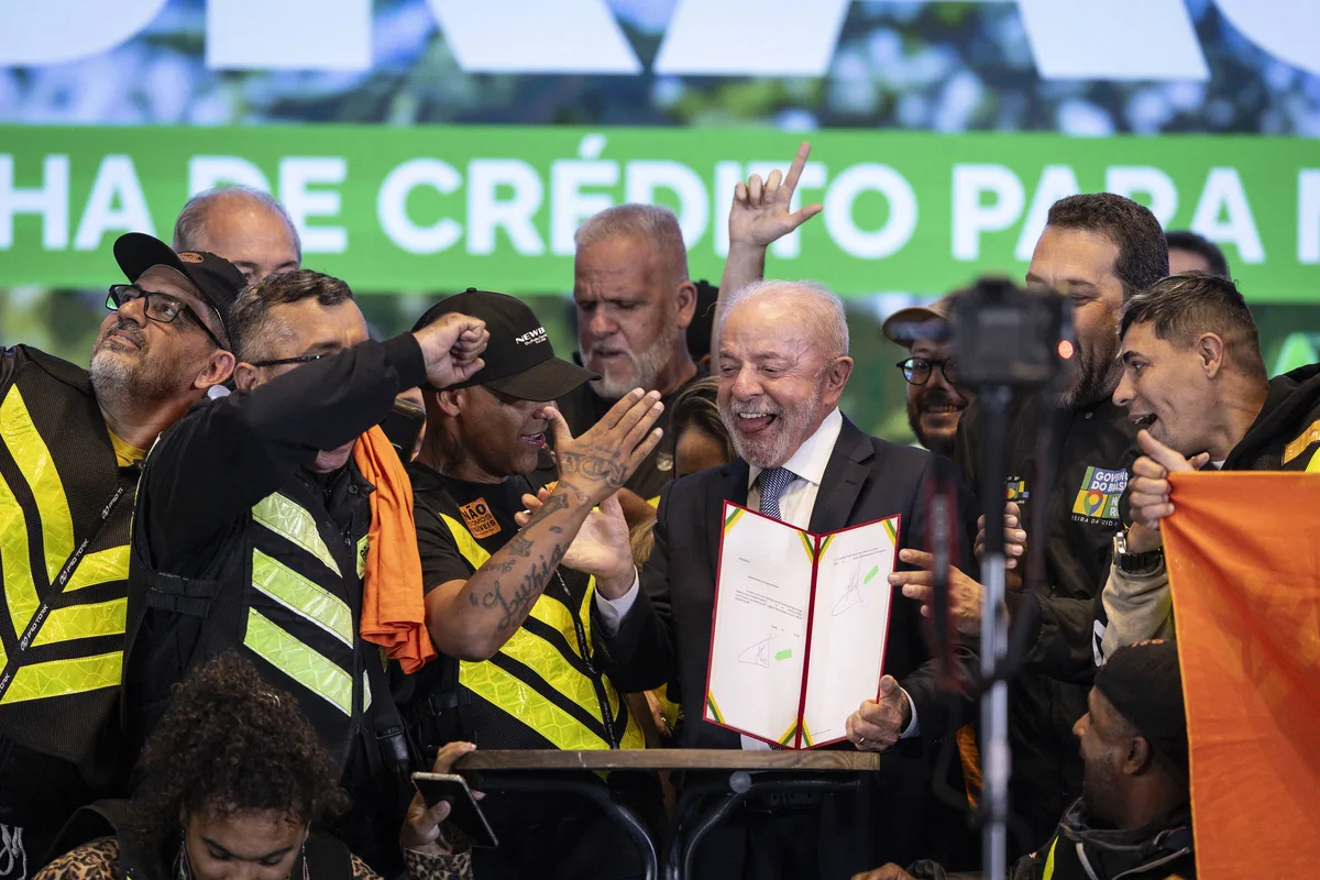 Lula prorroga crédito de R$ 30 bi para motoristas de aplicativo e inclui vans escolares