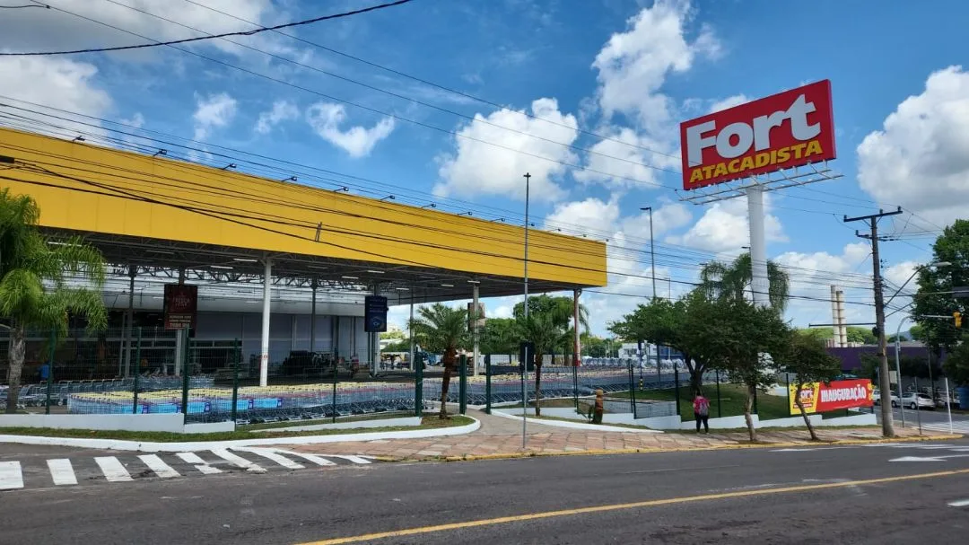 Supermercado impõe jornadas de 15h e vira alvo de ação de R$ 200 mil