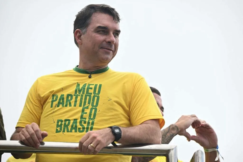 Brasil/Eleições: Flávio Bolsonaro investigado por suposta corrupção e lavagem de dinheiro