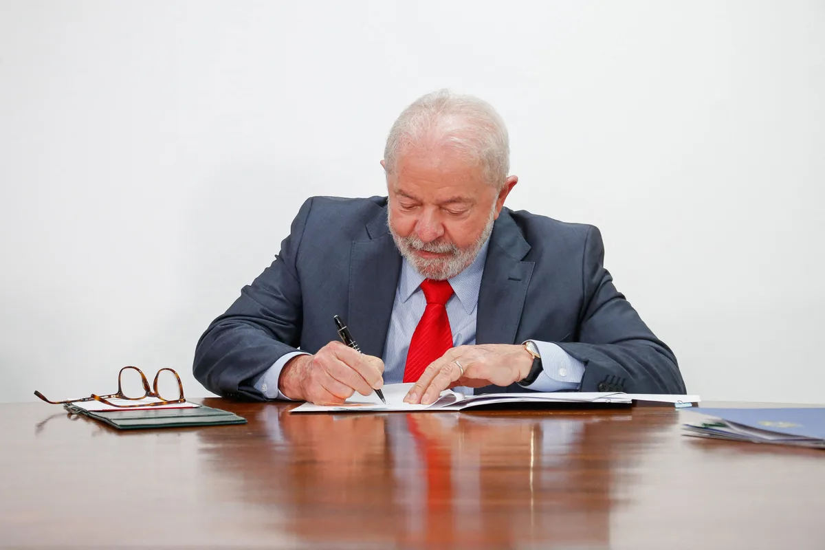 Lula marca anúncio para zerar fila do INSS; veja quais promessas cumpriu