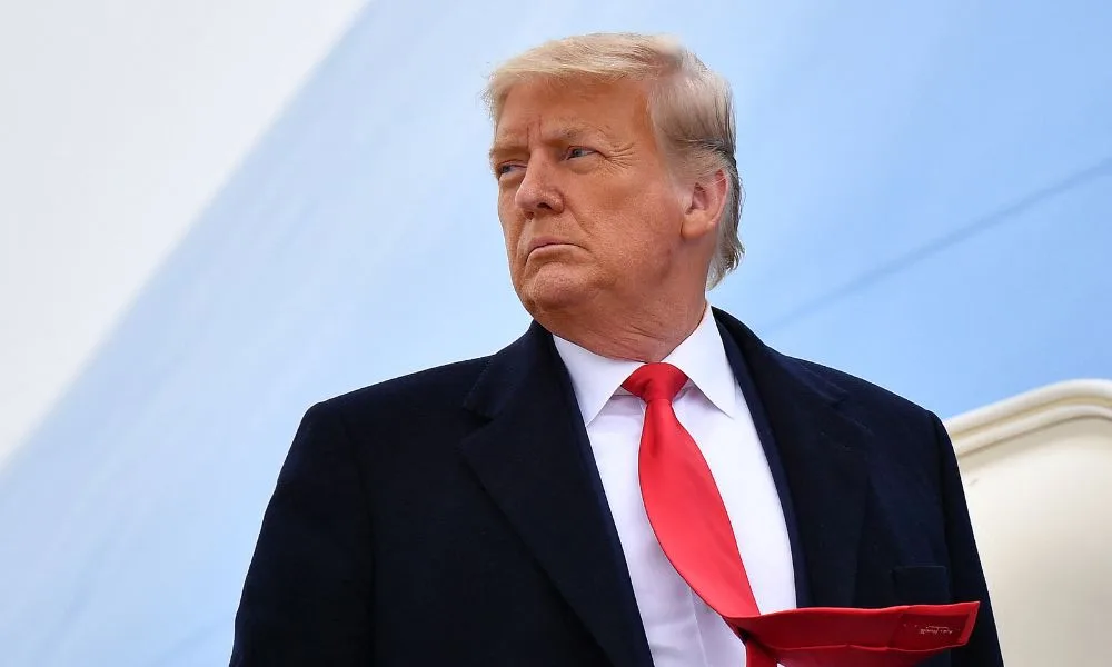 Trump admite ter trocado de voo após ameaça do Irã: “sigo o Serviço Secreto”