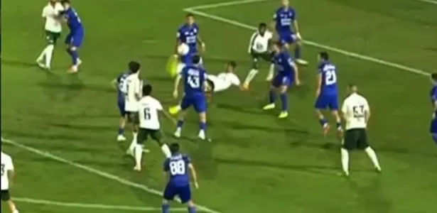 Zagueiro ex-Santos faz golaço de bicicleta durante jogo na Rússia; assista
