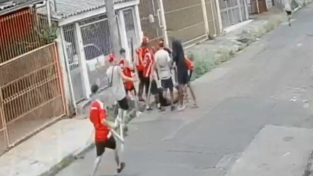 Entenda como começou a briga que deixou gremista em coma após ser espancado por torcedores do Inter; VÍDEO mostra agressão