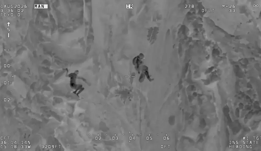 Rescatistas de Las Vegas salvan a escalador que quedó colgado de una montaña sin equipo