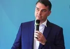 Charleaux: Não é exagero questionar compromisso de Flávio com a democracia