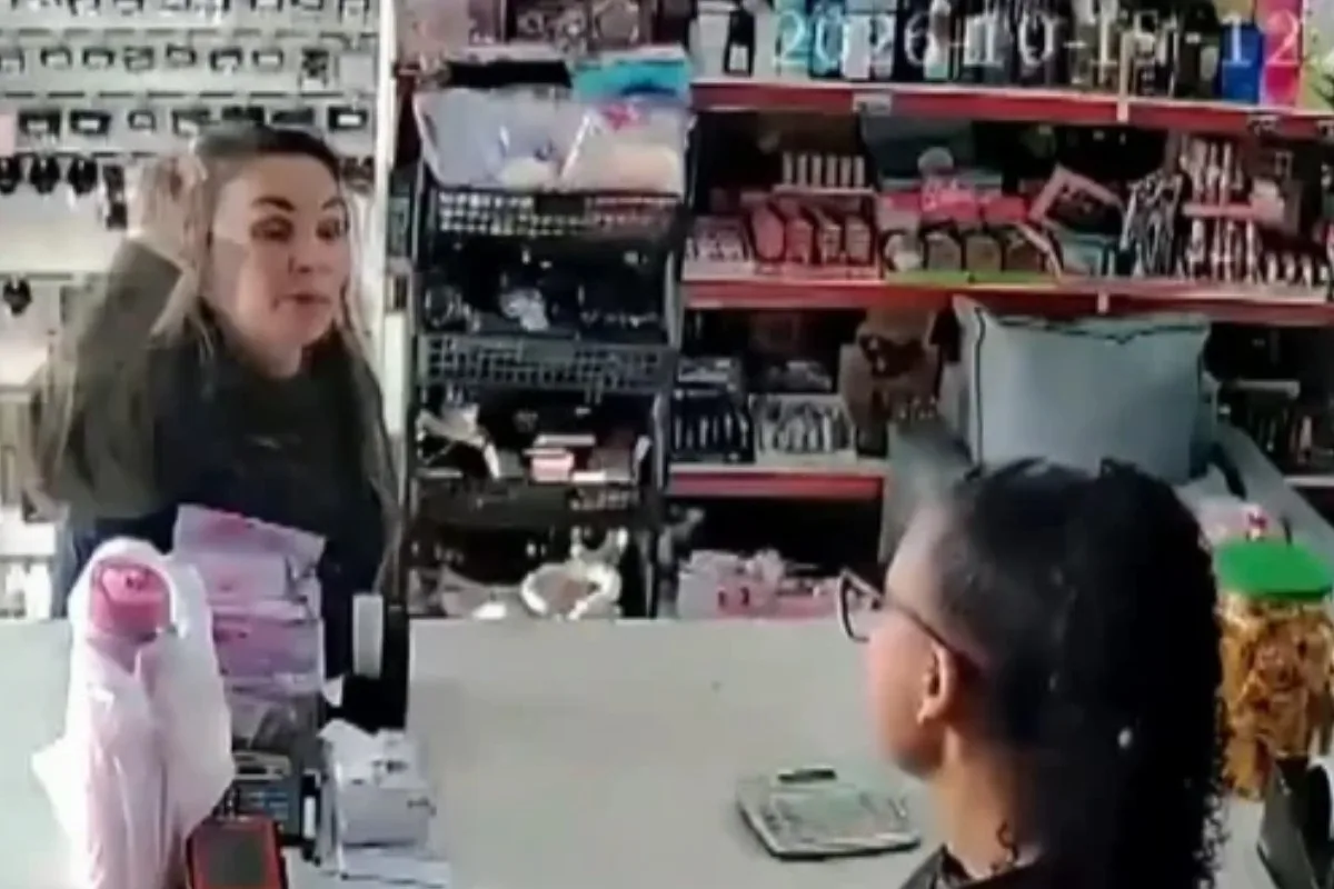 'Cabelo que parece uma vassoura': vendedora denuncia caso de injúria racial ao atender professora no Paraná