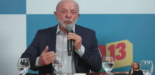 Em live para a militância, Lula chama Flávio de miliciano