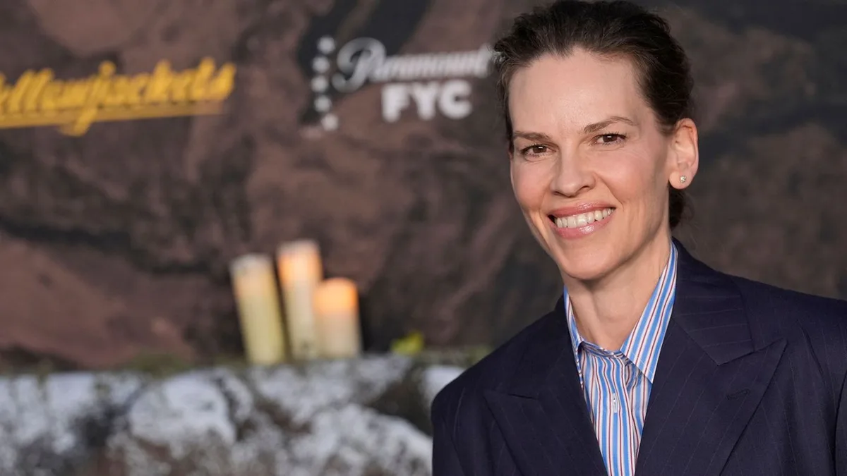 Leute: Baby mit 52? Hilary Swank deutet mit Post Schwangerschaft an