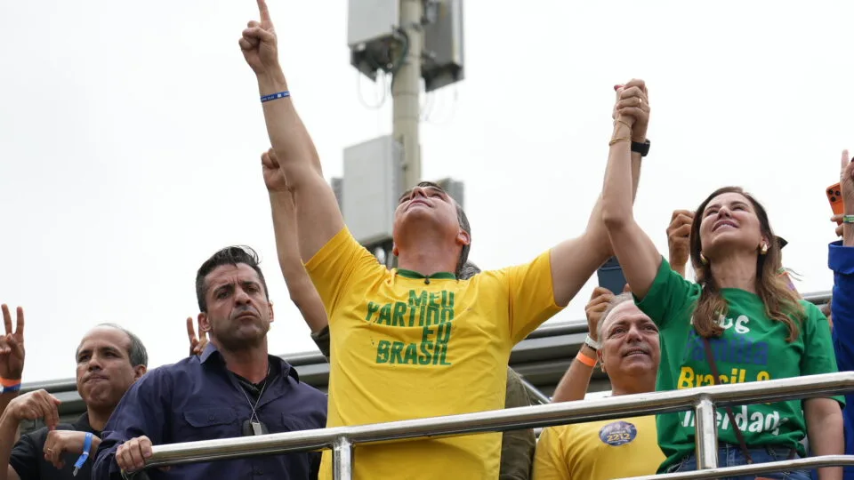 Flávio aposta na memória de Bolsonaro para mobilizar eleitorado e enfrentar Lula