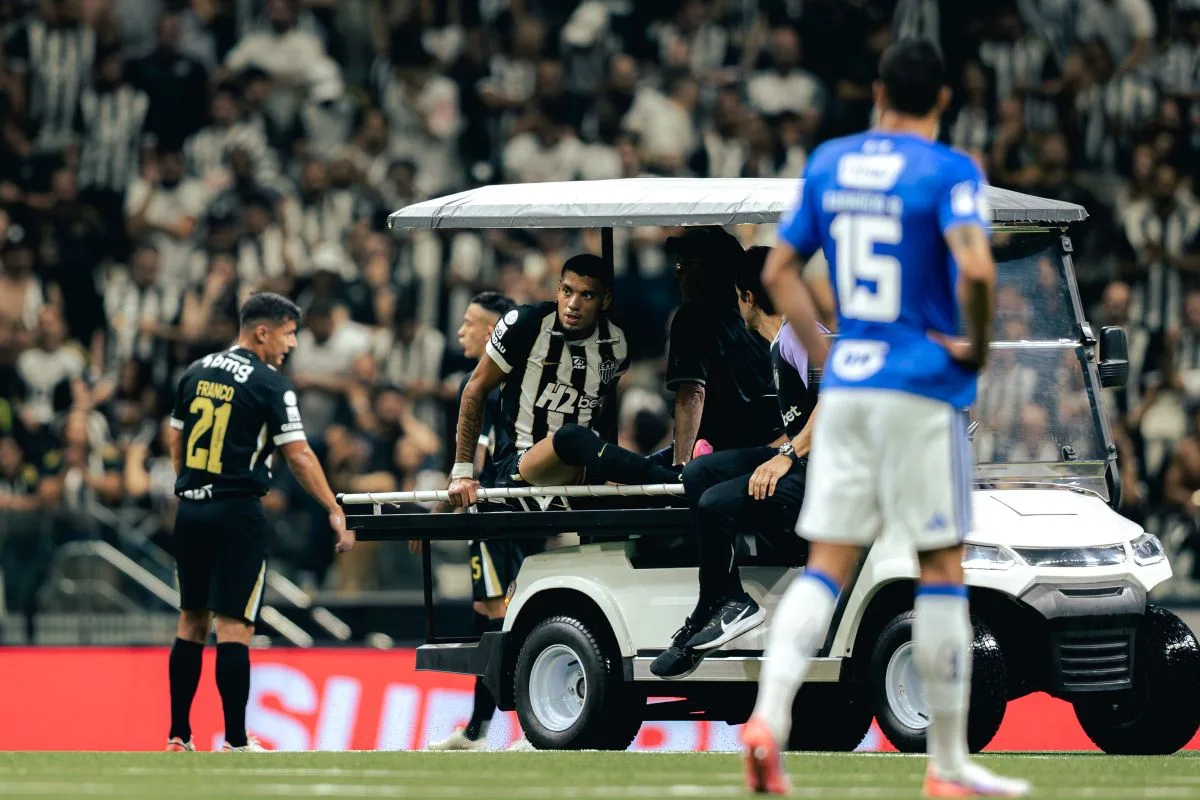 Após uma dividida com Kaio Jorge, Ruan Tressoldi deixa o campo machucado