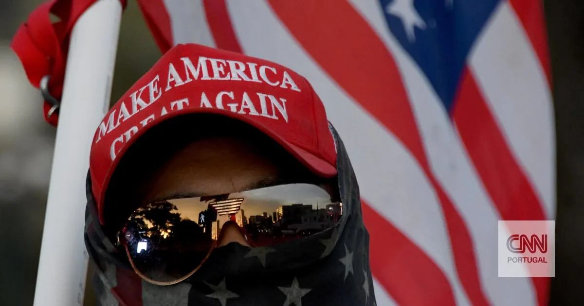 "Vivia viciado em medo e raiva". O grupo que ajuda antigos apoiantes de Donald Trump a sair do MAGA