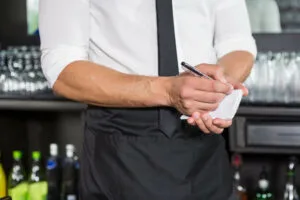 Garçom que trabalhava de terça a sábado tem vínculo de emprego reconhecido