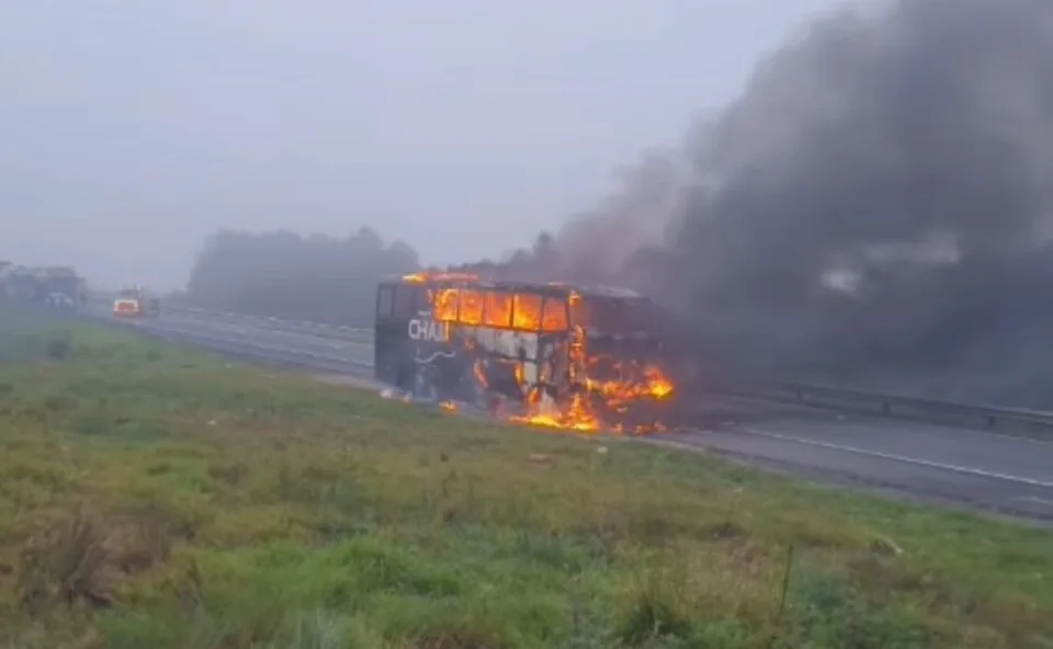 Ônibus de grupo musical fica completamente destruído ao pegar fogo na BR-376, na Grande Curitiba: “Estava todo mundo dormindo”