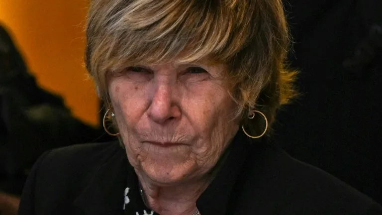 Mimi Marchand demande "pardon" à Karine Le Marchand et renonce à son procès en appel dans l'affaire de chantage sur l'animatrice