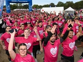 EN IMAGES. Une marée rose, baskets aux pieds, court « pour la bonne cause » à Angers
