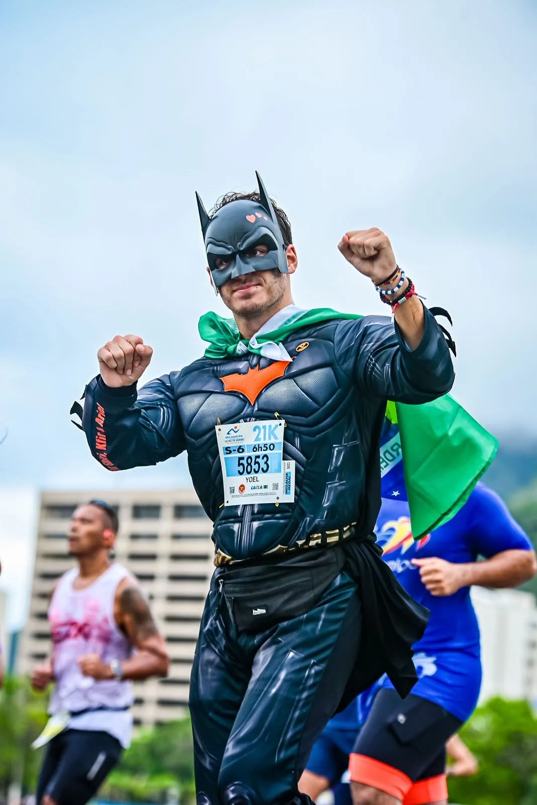 “Mantener viva su memoria”: quién es el Batman que correrá la Media Maratón de Buenos Aires para recordar a los Bibas