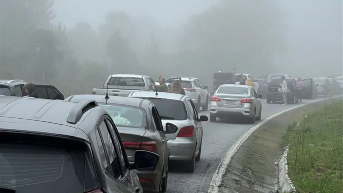 Acidente entre carro e caminhão, somado à forte neblina na BR-282, deixa motoristas parados há mais de uma hora na volta para casa em SC